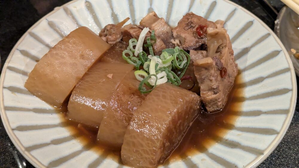 海の達磨魚心新橋店の鮪尾肉と大根の黒糖煮つけ