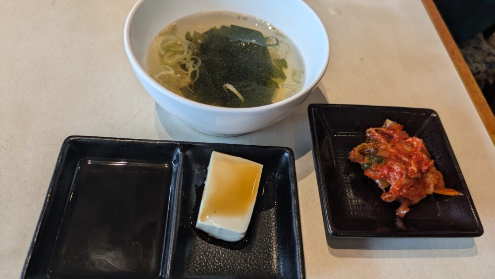 幸楽苑本店のランチのスープとキムチと豆腐