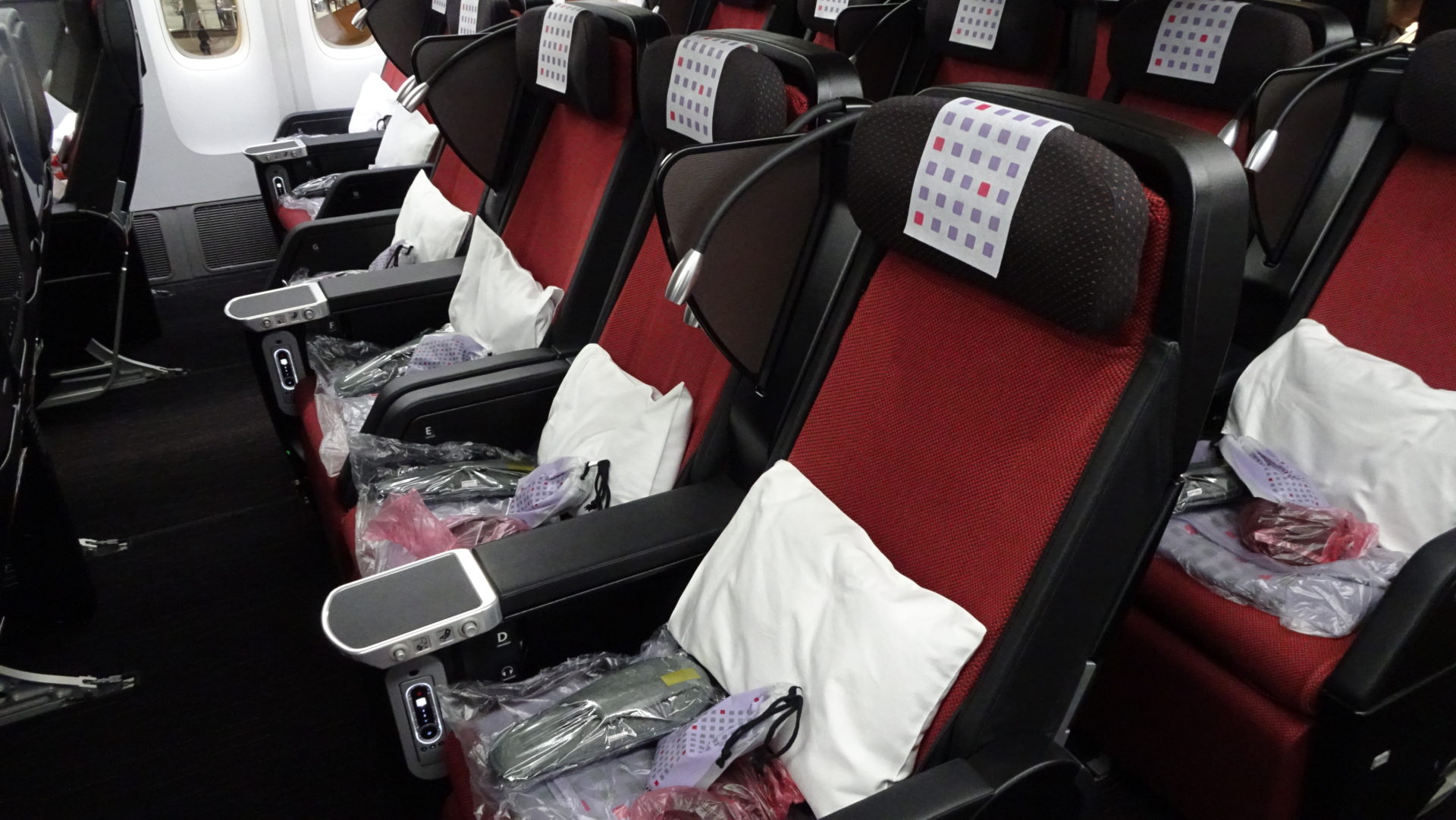 JAL（日本航空） 国際線 プレミアムエコノミーとエコノミー座席との違いを比較してみた YAS的なモノ