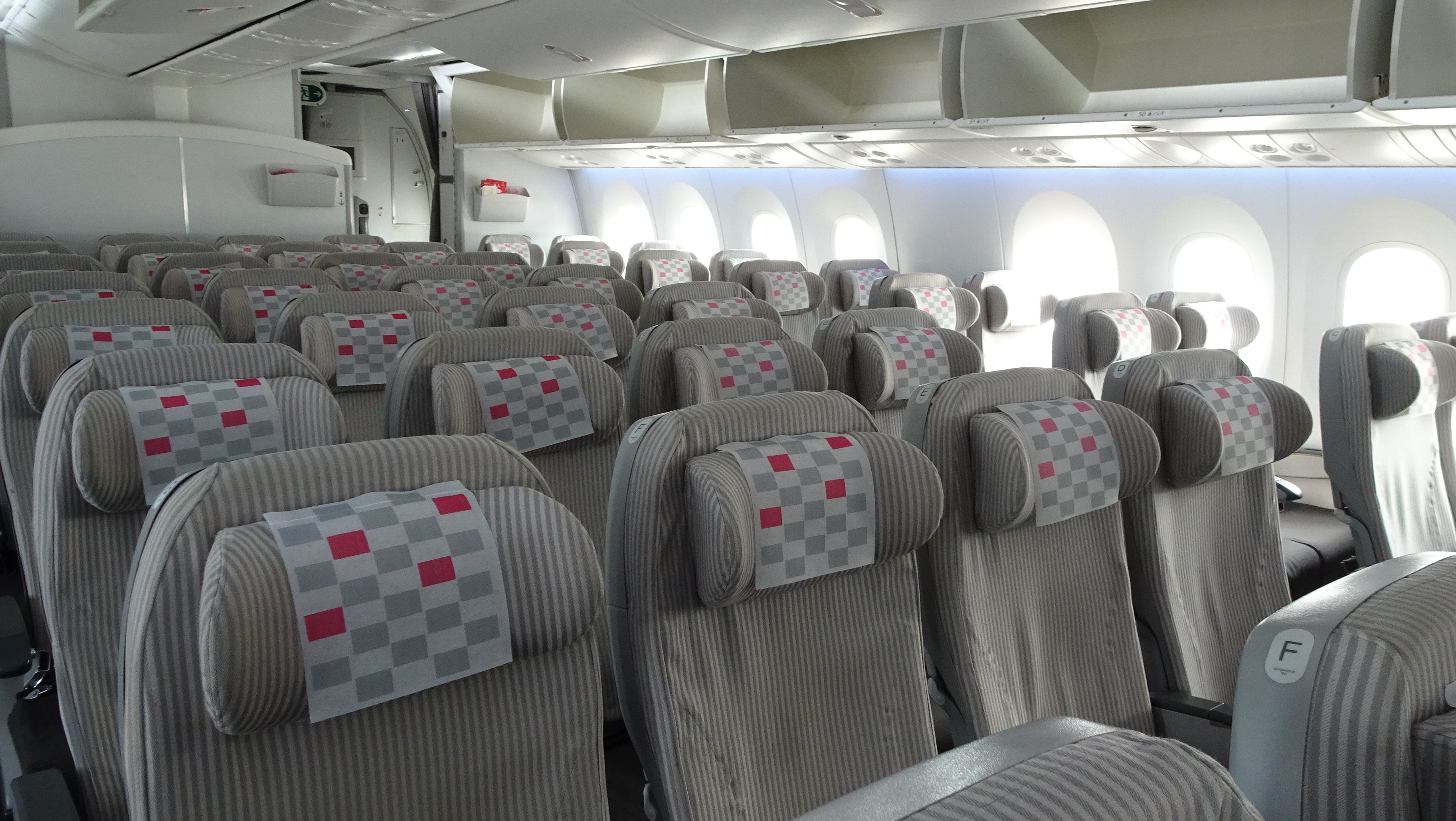 Jal 787 8 国際線シートでのエコノミークラスのオススメ席は18列もしくは45列 Yas的なモノ