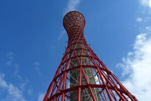 神戸ポートタワーを見上げたアングル