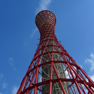 神戸ポートタワーを見上げたアングル