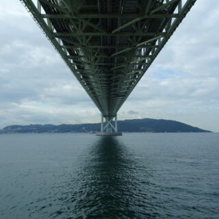 舞子海上プロムナードから見上げる明石大橋