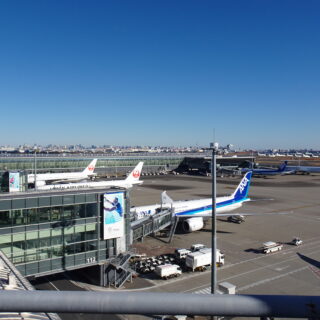 羽田空港第3ターミナル展望デッキからのJAL機とANA機