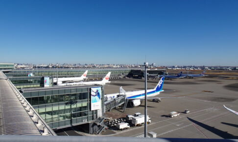 羽田空港第3ターミナル展望デッキからのJAL機とANA機