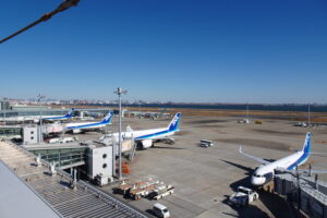 羽田空港第2ターミナル展望デッキからみた全日空機