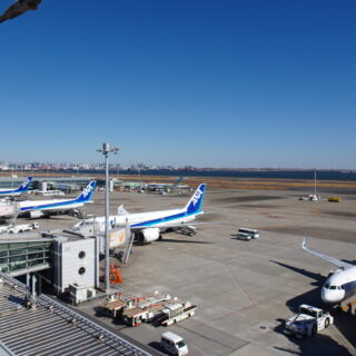 羽田空港第2ターミナル展望デッキからみた全日空機