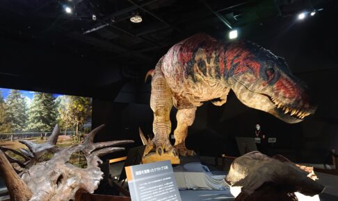 東京ドームシティで開催されている恐竜展2021のティラノサウルスは動きます
