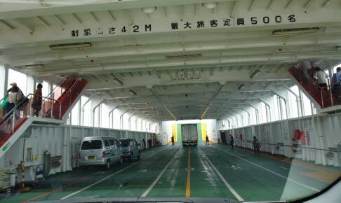 小豆島のフェリーの車両甲板