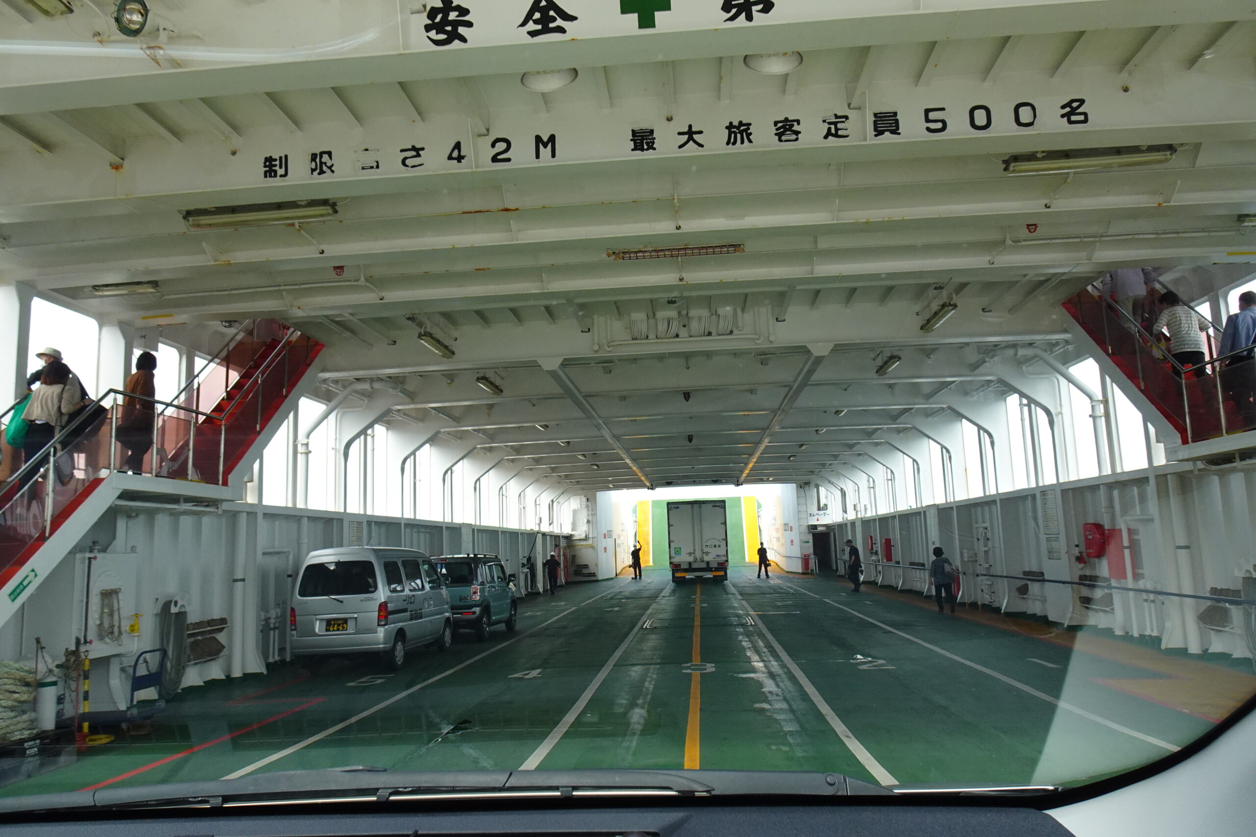小豆島のフェリーの車両甲板