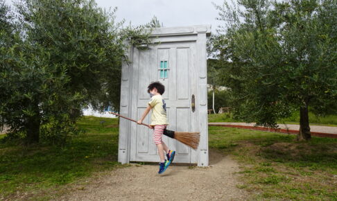 道の駅小豆島オリーブ公園の魔法の扉の前でキキジャンプ