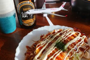 広島県ふるさと応援隊オンラインお好み焼イベントで作ったお好み焼きをビールと一緒にいただきます
