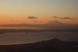 日本航空JAL146便からの富士山と岬のコラボ