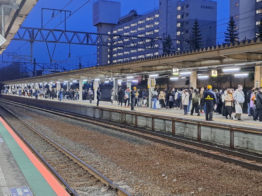 北広島駅のホームの待機列