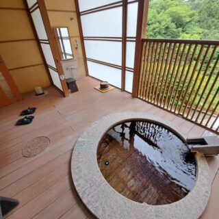 秘湯の宿滝見苑の「山ゆり」の露天風呂