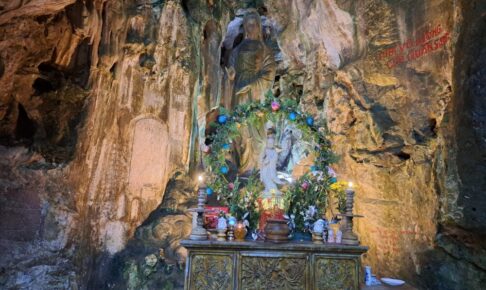 五行山のホアギエム洞窟のレディブッダ