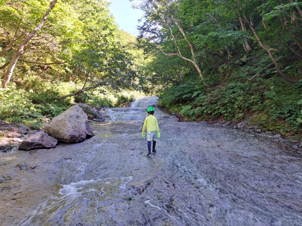 カムイワッカ湯ノ滝の1ノ滝までは子どもでも楽しめます