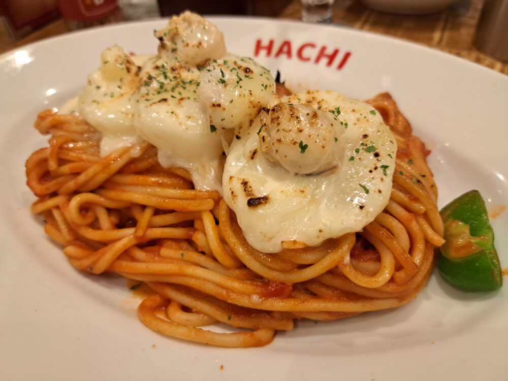 ハチ（HACHI）仙台駅店の帆立のチーズ焼きナポリタン