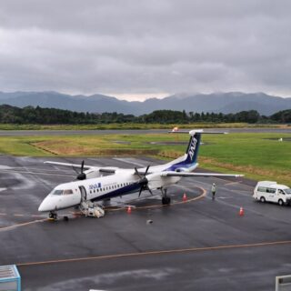 五島福江空港の送迎デッキからボンバルディア機を見る