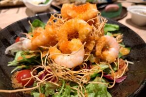 魚ばる澤のパリパリ麺と小海老のサラダ