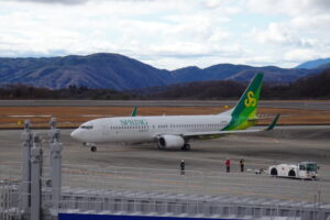 広島空港の展望デッキからスプリングジャパンを見る