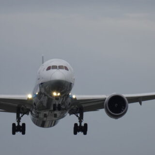 千里川土手の飛行機ビューは大迫力