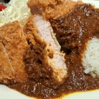 銀座スイスの三元豚カツカレーは肉厚！