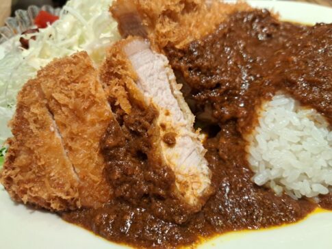 銀座スイスの三元豚カツカレーは肉厚！