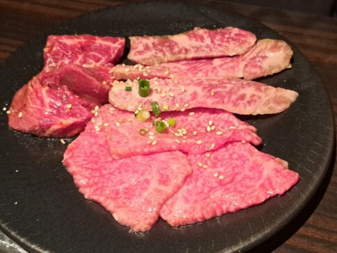 焼肉酒家傳々（でんでん）のカルビとハラミとロース