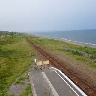 北浜駅展望台から釧網本線を見る