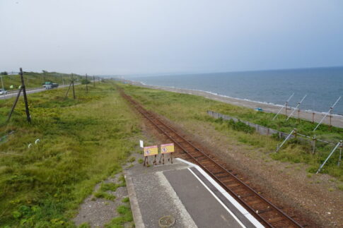 北浜駅展望台から釧網本線を見る