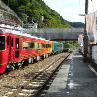 大歩危駅に停車中の四国まんなか千年ものがたり号