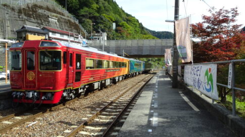 大歩危駅に停車中の四国まんなか千年ものがたり号