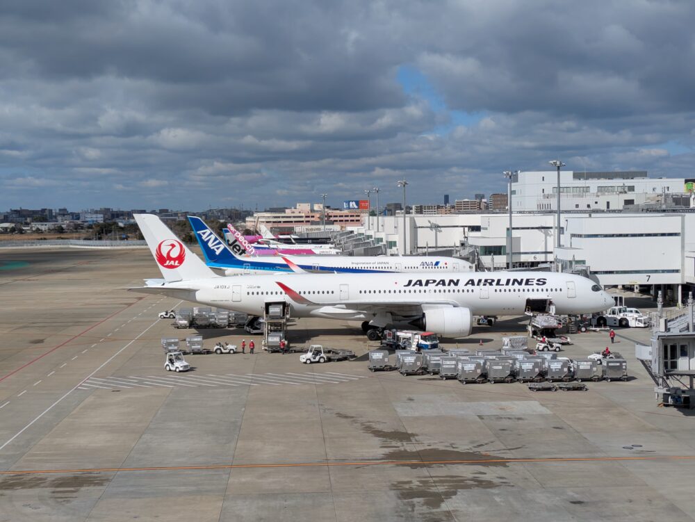 リニューアルされた福岡空港展望デッキからはたくさんの航空会社を見ることが出来ます。