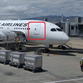 飛行機の右側のドア（サービスドア）