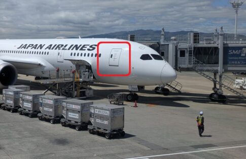 飛行機の右側のドア（サービスドア）