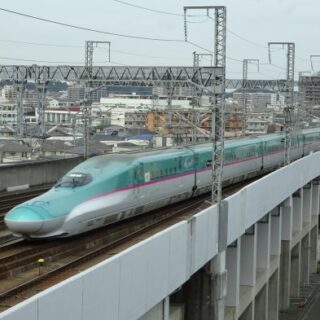 仙台駅付近を通過するはやぶさ