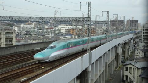 仙台駅付近を通過するはやぶさ