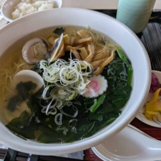 函南ゴルフ倶楽部箱根コースのレストランの貝だしラーメン