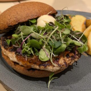 麻布台ヒルズギャラリーカフェの江戸前ハーブ香る麻布台バーガー