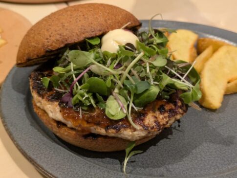 麻布台ヒルズギャラリーカフェの江戸前ハーブ香る麻布台バーガー