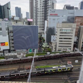 新阪急ホテルアネックスの昼間のトレインビュー