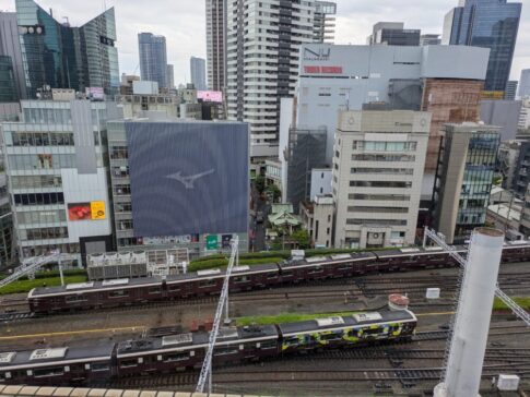 新阪急ホテルアネックスの昼間のトレインビュー