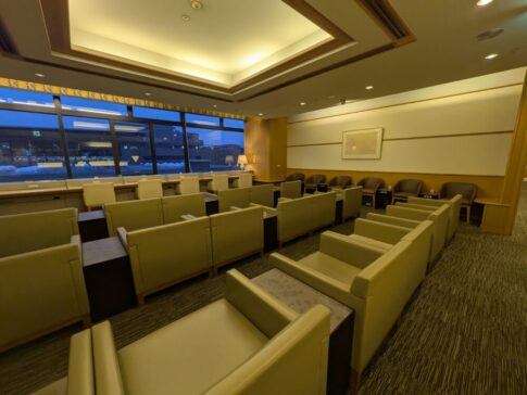成田空港国内線サクララウンジのソファー席