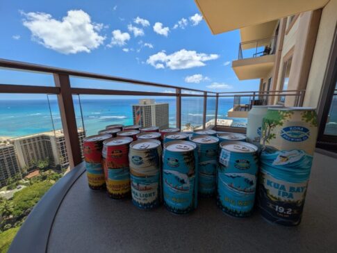 ヒルトンハワイアンビレッジグランドワイキキアンのペントハウスのバルコニーでビール
