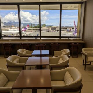 ホノルル空港サクララウンジハレのソファ席