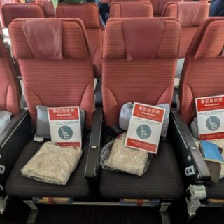 JAL787-8の46列目中央の事前予約座席