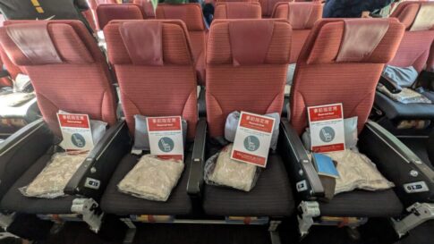 JAL787-8の46列目中央の事前予約座席