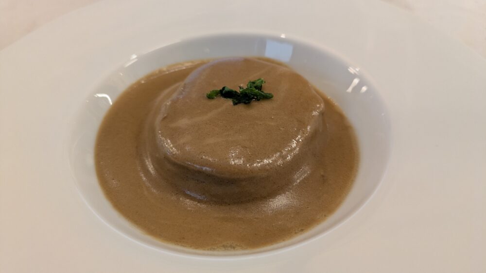 赤白のだいこんポルチーニ茸のクリームソース