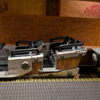 ドンキーコングクレイジートロッコのライドは4名